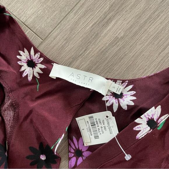 New Revolve  ASTR the Label Jaise Merlot Floral Tie Back Wrap Cropped Top - Picture 6 of 7